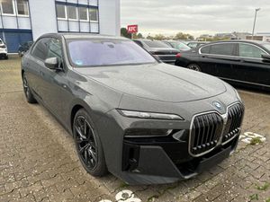 BMW-i7-xDrive60 MSport Kino TV Sky Loung 174000,,Подержанный автомобиль