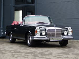 MERCEDES-BENZ-280-SE 3,5  Cabriolet Schwarz/Rot,Oldtimer