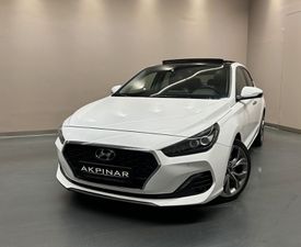 HYUNDAI-i30-Fastback Premium **PANO**NAVI**KAMERA**,Подержанный автомобиль