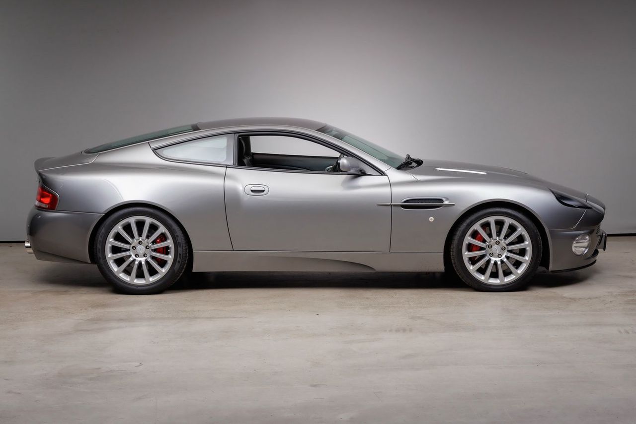 ASTON MARTIN Vanquish V12