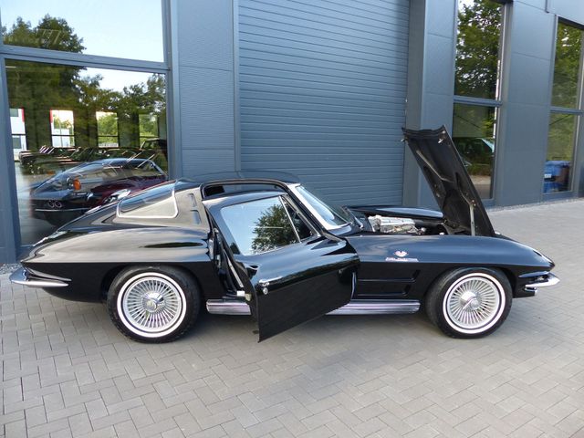 CORVETTE C2 Sting Ray Split Window Fuel Injection