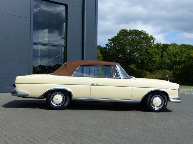 MERCEDES-BENZ 250 SE W 111 Cabriolet