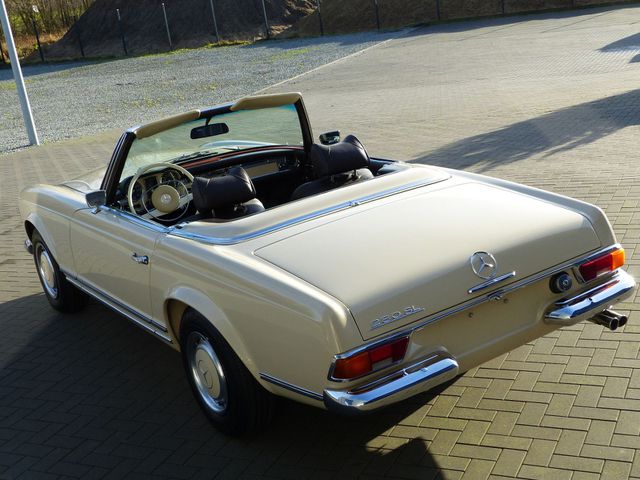 MERCEDES-BENZ 280 SL Pagode