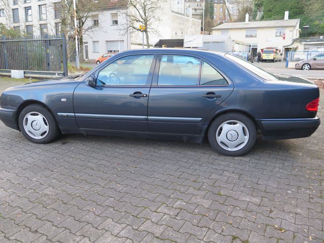 MERCEDES-BENZ E 200 Limo, lückenlos Scheckheft,Inspektion Neu