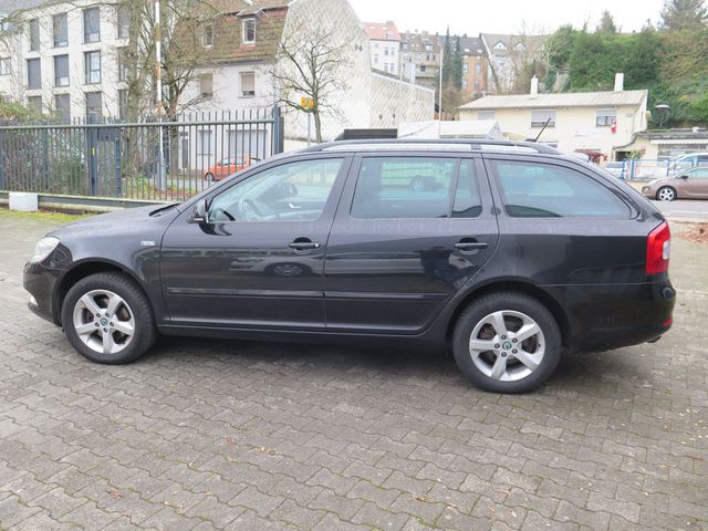 SKODA Octavia Combi Family 4X4 lückenl.Scheckh.,1.HND