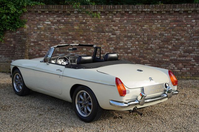 MG Andere Other B Tourer Old English White over black leat