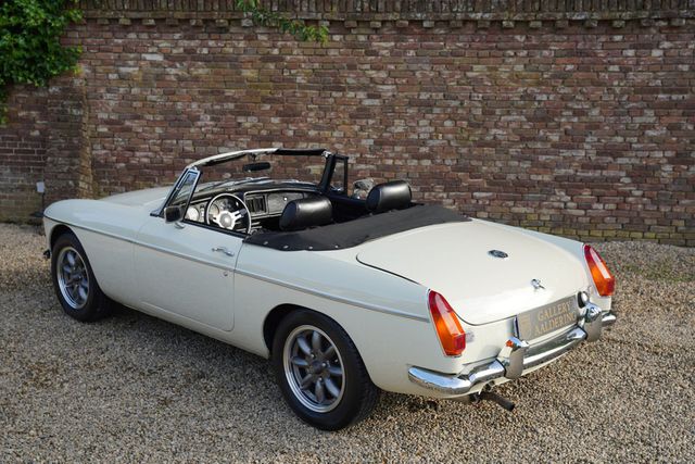 MG Andere Other B Tourer Old English White over black leat