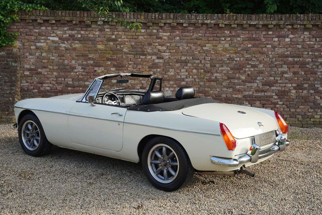 MG Andere Other B Tourer Old English White over black leat