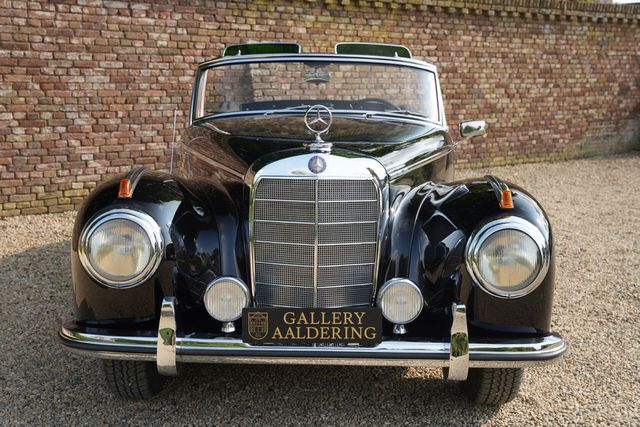 MERCEDES-BENZ 300 S Roadster Symbol of luxury and elegance