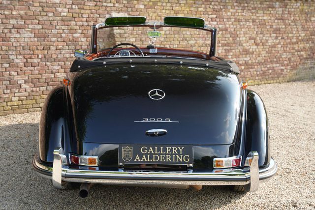 MERCEDES-BENZ 300 S Roadster Symbol of luxury and elegance