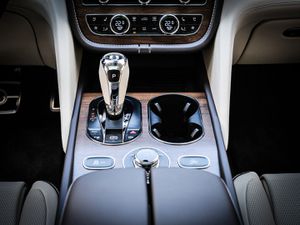 BENTLEY Bentayga Azure Hybrid Havana, Naim, Mulliner