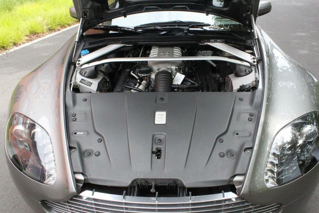 ASTON MARTIN V8 Vantage