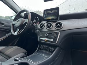 MERCEDES-BENZ GLA 200 DCT Urban Pano AHK Navi LED e.Hk Pano