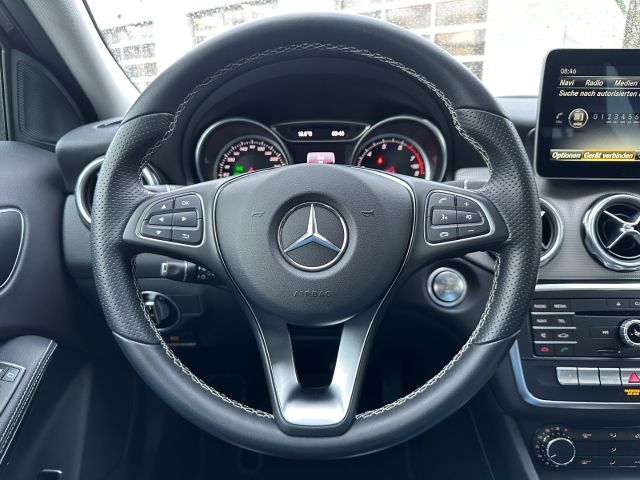 MERCEDES-BENZ GLA 200 DCT Urban Pano AHK Navi LED e.Hk Pano