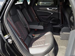 AUDI RS6 4.0 TFSI VOLL/DYNAMIK-PLUS/KERAMIK/AHK/PANORAMA/STAND-HZ/22-ZOLL+DRC/MATRIX/DESIGN