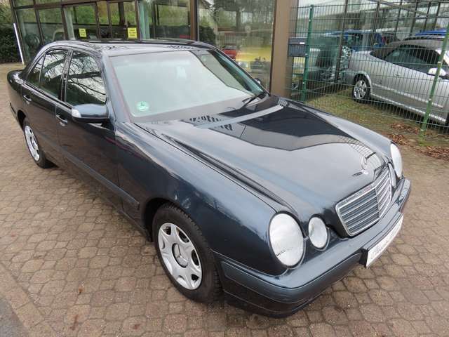 Mercedes-Benz E200 640w