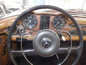 Mercedes-Benz 230