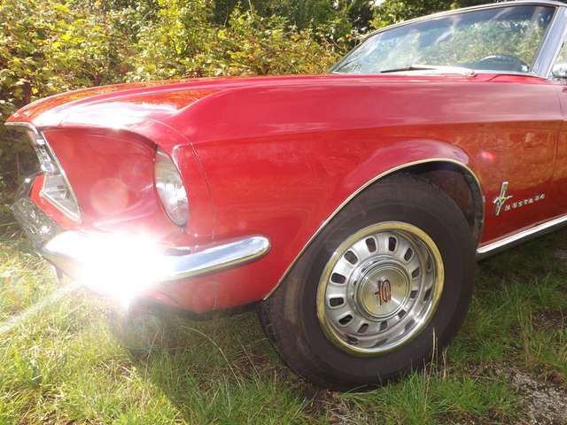 Ford Mustang Top Zustand und sogar mit Schaltgetriebe