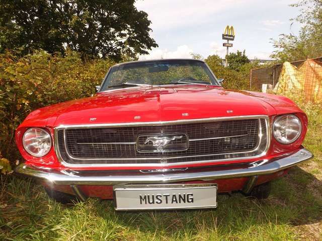 Ford Mustang Top Zustand und sogar mit Schaltgetriebe