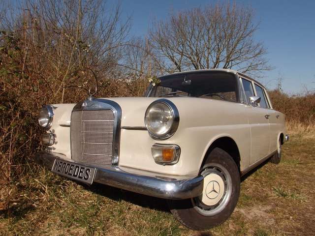 Mercedes-Benz 200 640w