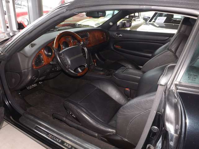 Jaguar XK8 - Cabriolet-der elegante schwarze Kater!
