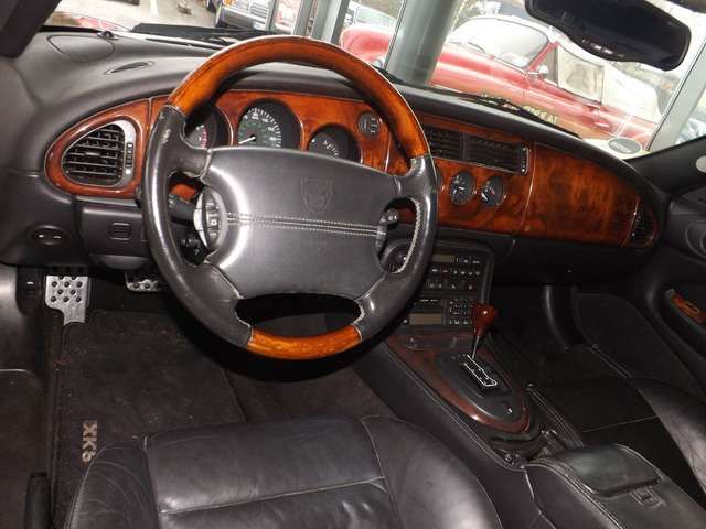 Jaguar XK8 - Cabriolet-der elegante schwarze Kater!