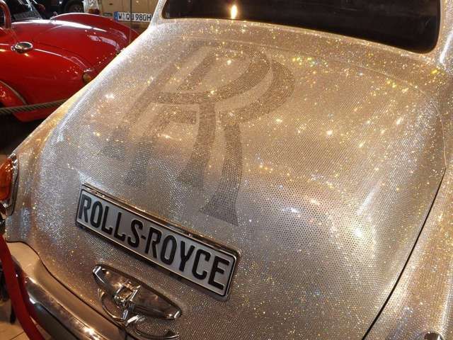 Rolls-Royce Cloud als einmalige kristalline  mobile Skulptur