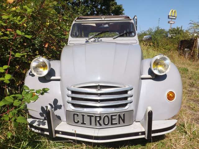 Citroen 2CV - très chic et complètement original,voilà!