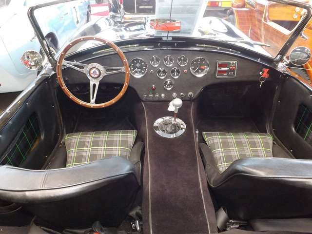 AC Sonstige BRA-Werksbau V8 mit historischer Rennwagen-Optik