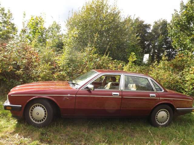 Jaguar XJ40