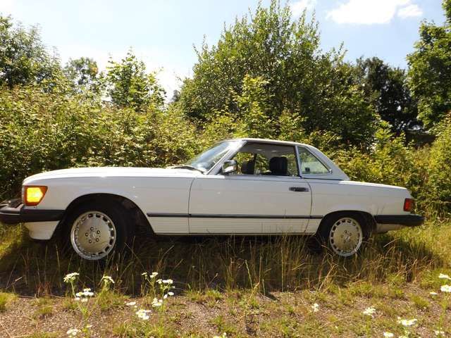 Mercedes-Benz 560 SL - Unschuld vom Lande mit Zähnen!