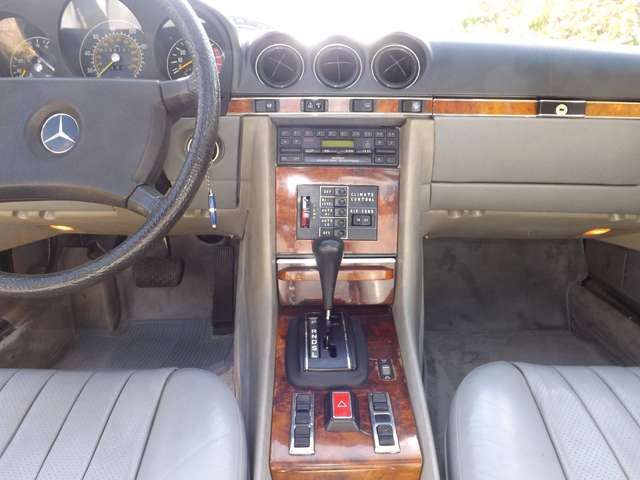 Mercedes-Benz 380 SLC mit Wackeldackel auf Hutablage zu verk.