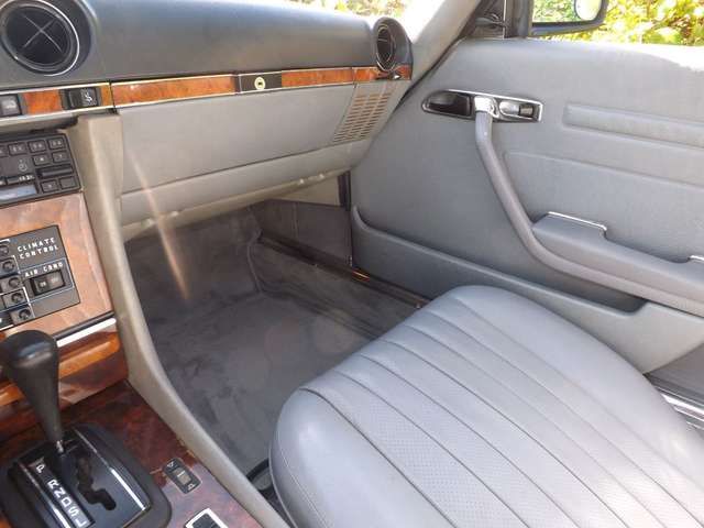 Mercedes-Benz 380 SLC mit Wackeldackel auf Hutablage zu verk.