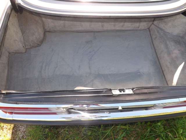 Mercedes-Benz 380 SLC mit Wackeldackel auf Hutablage zu verk.