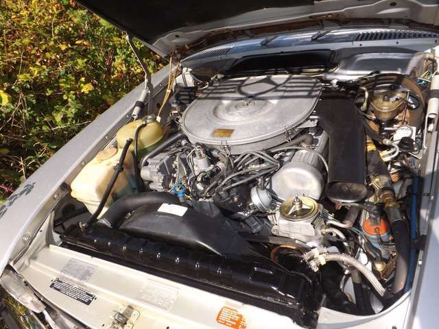 Mercedes-Benz 380 SLC mit Wackeldackel auf Hutablage zu verk.