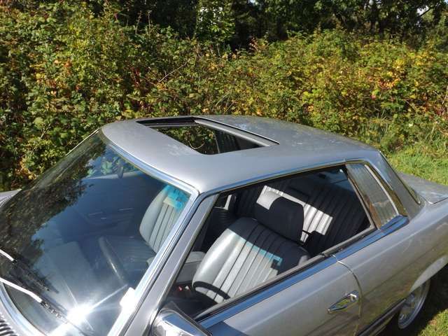 Mercedes-Benz 380 SLC mit Wackeldackel auf Hutablage zu verk.