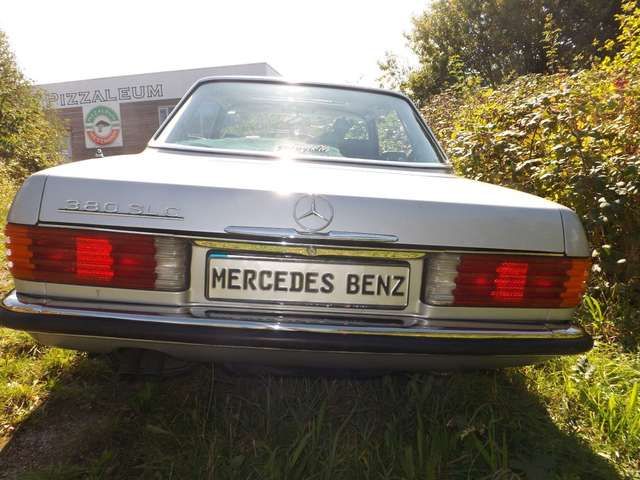 Mercedes-Benz 380 SLC mit Wackeldackel auf Hutablage zu verk.