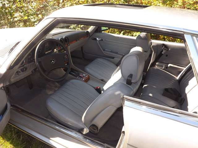 Mercedes-Benz 380 SLC mit Wackeldackel auf Hutablage zu verk.