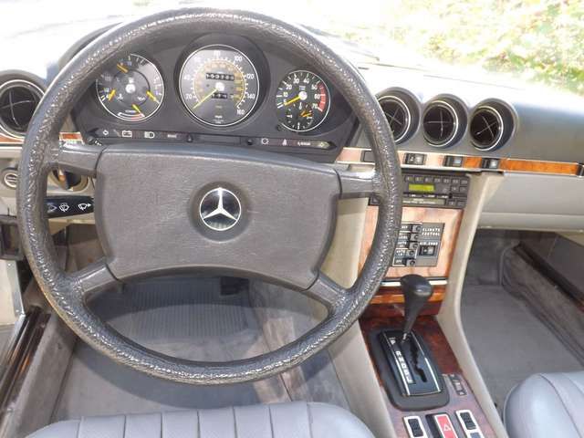 Mercedes-Benz 380 SLC mit Wackeldackel auf Hutablage zu verk.