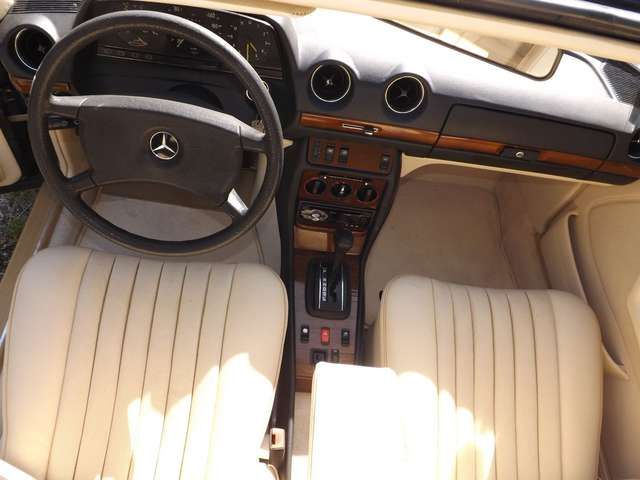 Mercedes-Benz 230