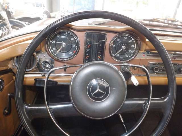 Mercedes-Benz 230