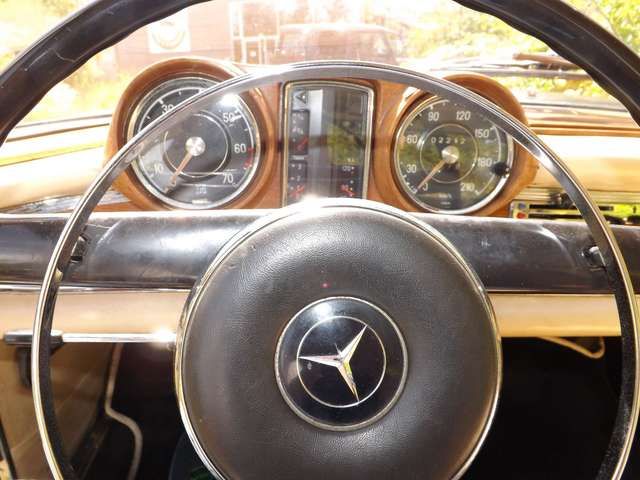 Mercedes-Benz 220