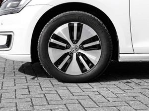 VW Golf VII e- Navi LED Scheinwerferreg. ACC 2-Zonen-Klima